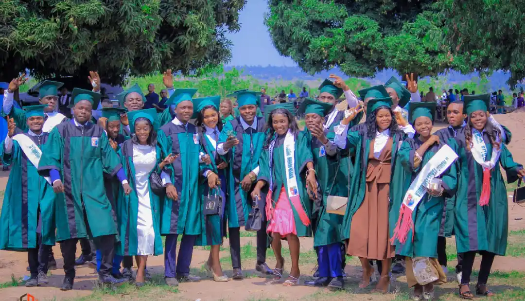 Étudiants en toge vert